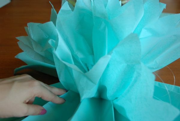 Fluffing tissue paper pom