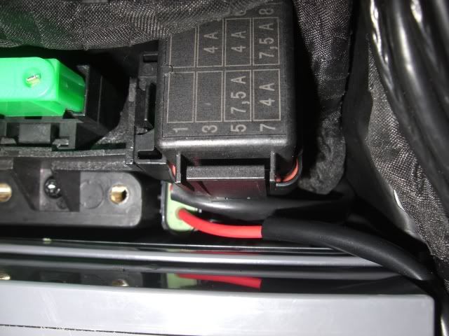 Note that I loosened the 2 T15 screws in the big fuse holder to permit Note that I loosened the 2 T15 screws in the big fuse holder to permit
