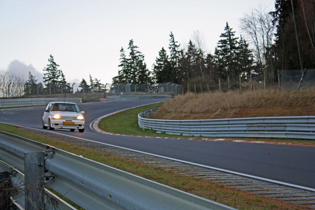 http://i51.photobucket.com/albums/f367/offroadzj/Germany%202009/Nurburgring48.jpg