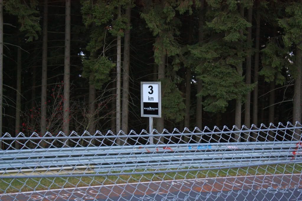 http://i51.photobucket.com/albums/f367/offroadzj/Germany%202009/Nurburgring52.jpg