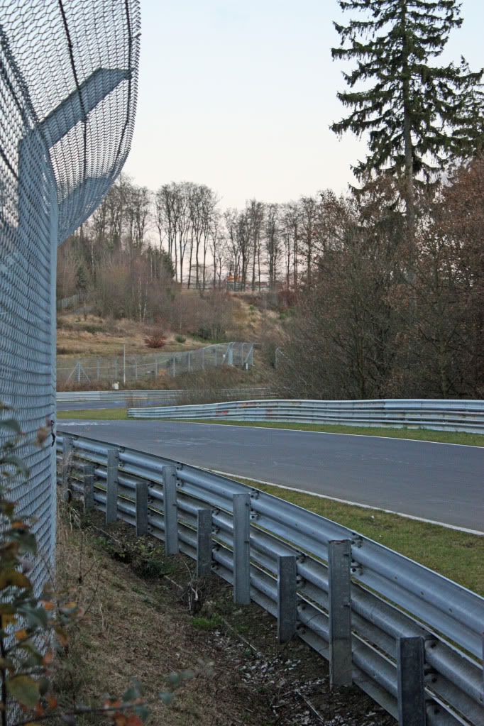 http://i51.photobucket.com/albums/f367/offroadzj/Germany%202009/Nurburgring55.jpg