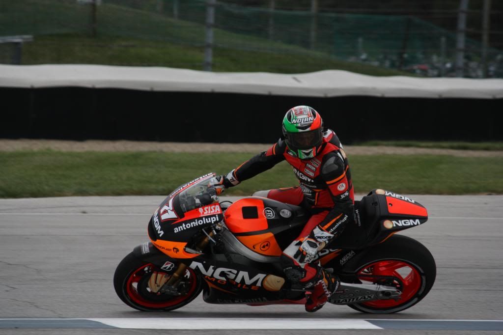 http://i51.photobucket.com/albums/f367/offroadzj/MotoGP%20Indy%202013/IMG_4652_zps0558cecc.jpg