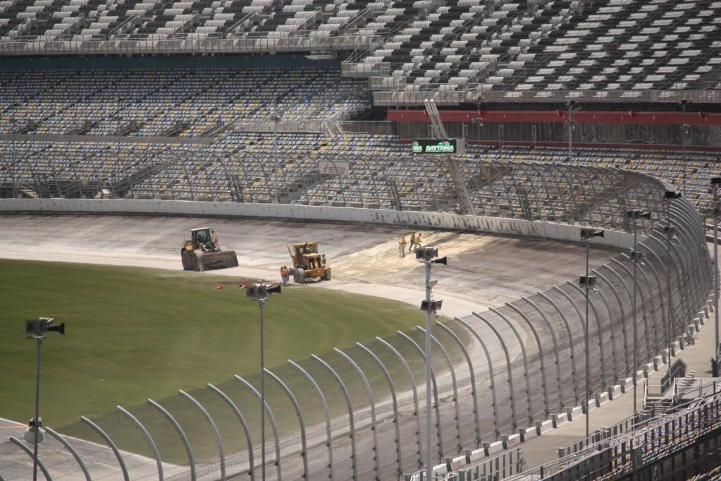 http://i51.photobucket.com/albums/f367/offroadzj/Wedding-Vacation%20July%202010/DaytonaSpeedway032.jpg