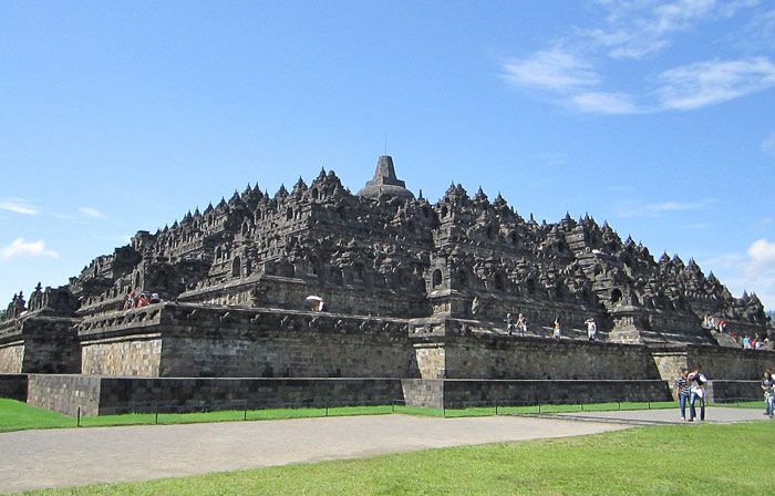 Candi Borobudur, candi Buddhis terbesar di Indonesia.
