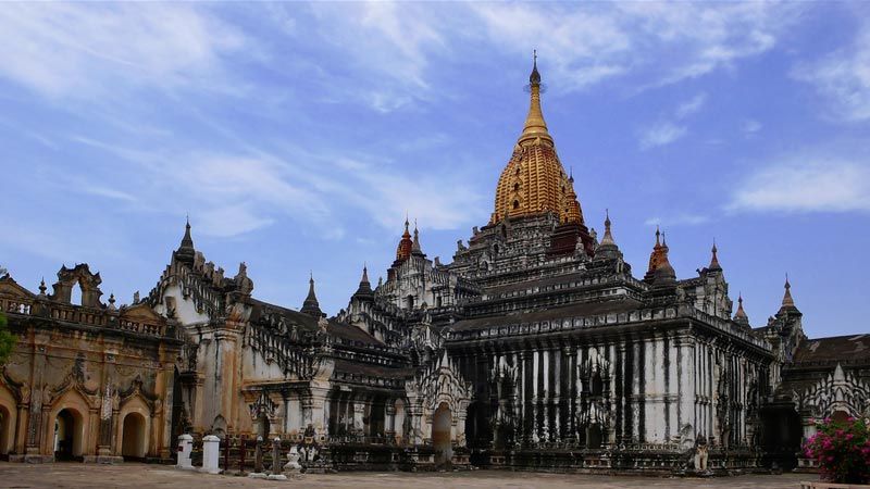 Candi Ananda, salah sau situs Buddhis di Bagan, Myanmar (Birma).