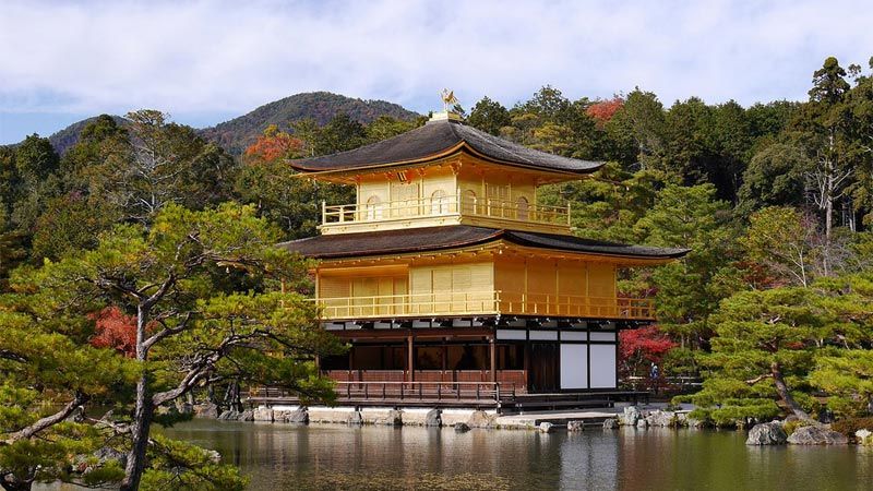 Paviliun Emas di Vihara Kinkaku (Kinkaku-ji), Kyoto, Jepang.