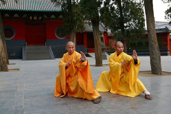 Dua Guru Besar Shaolin, Master Shi Deru (kiri) dan Master Shi Deyang. Foto: wikipedia.org
