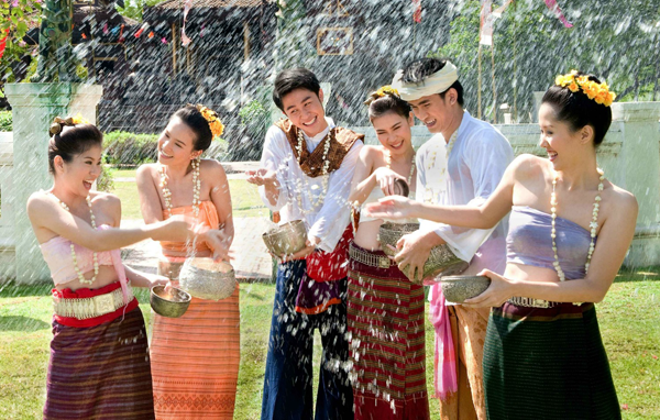 Memercikan air sebagai salah satu tradisi di perayaan Tahun Baru Songkran