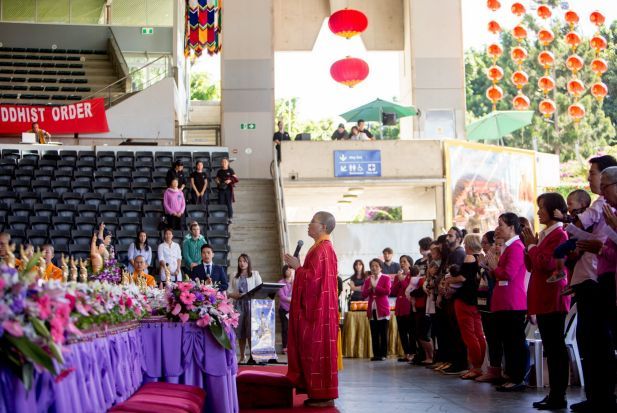 Puja bakti bersama umat Buddha dalam festival Vesak 2017 di Queensland, Australia.