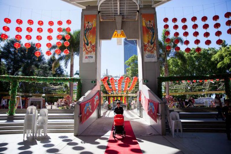 Jalan di South Bank di Queensland, Australia dihiasi lentera merah dalam festival Vesak 2017.
