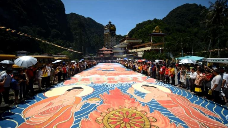 Thangka raksasa dalam perayaan Vesak 2561 EB/2017 di Kelenteng Jingang Jing She di Tambun, Ipoh, Malaysia, Rabu (10/5/2017).