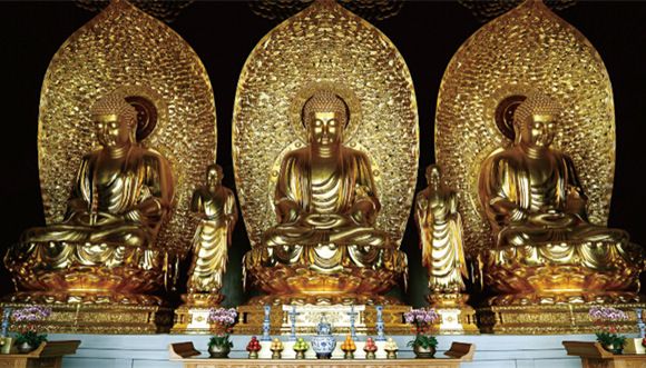 Rupaka Buddha berlapis emas 24 karat di aula utama Vihara Tsz Shan