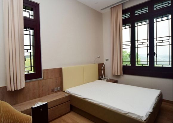 Ruangan asrama untuk VIP denganjendela dan pintu anti peluru di Vihara Tsz Shan.