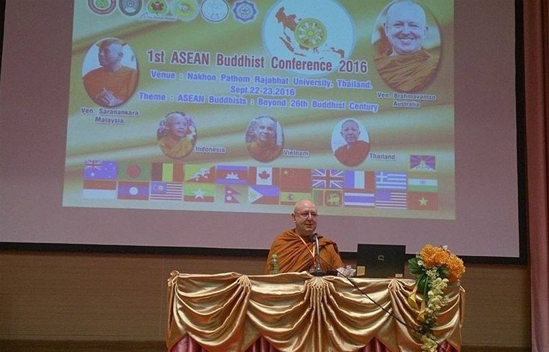 Y.M. Brahmavamso Mahathera (Ajahn Brahm) sebagai pembicara kunci di Konferensi Buddhis ASEAN Ke-1.