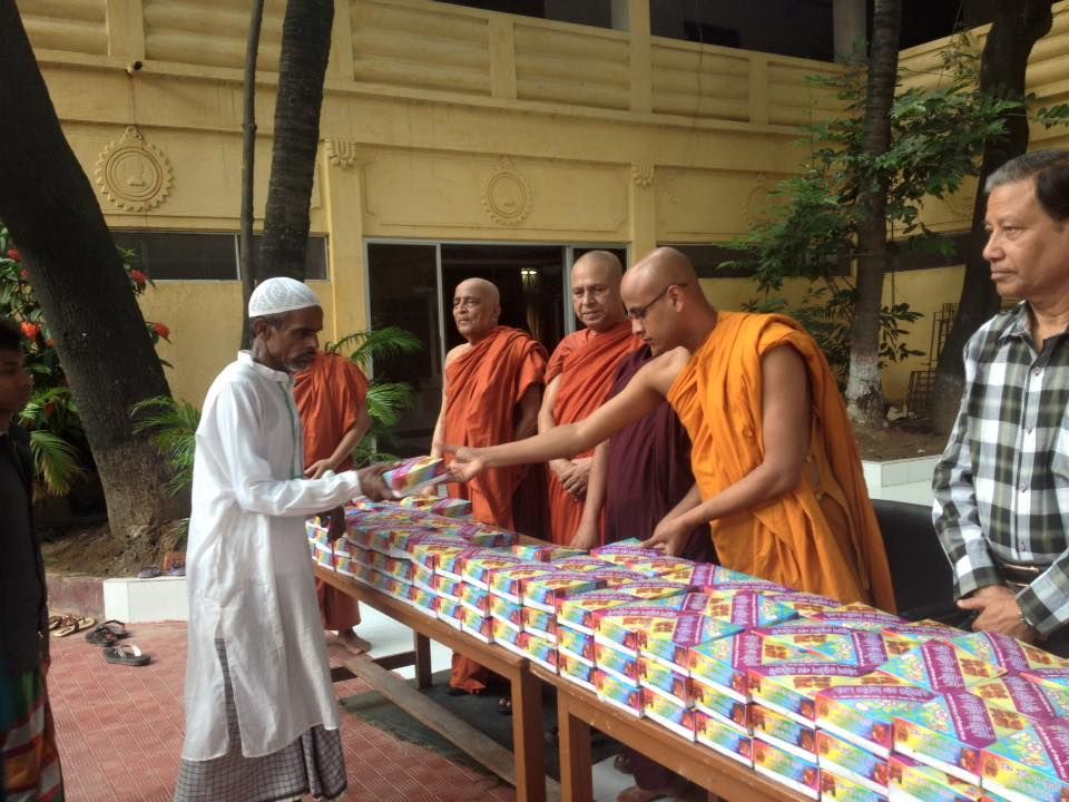 Para bhikkhu di Vihara Dharmarajika, Dhaka, Bangladesh, menggelar iftar untuk kaum Muslim. 