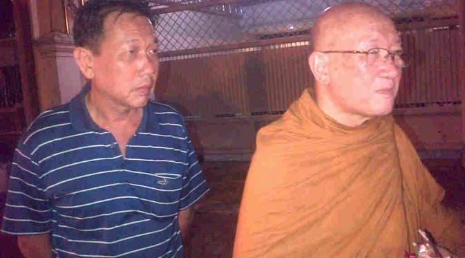 Y.M. Bhikkhu Jayamedho (kanan): “Jadi apa pun yang terjadi kita harus kuat, hidup harus terus dijalani, jangan larut dalam kesedihan terlalu lama.