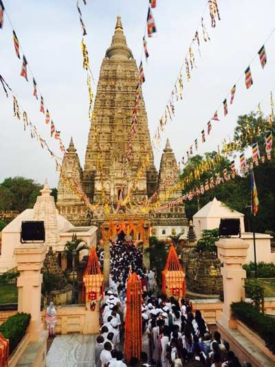 Mahavihara Mahabodhi dipenuhi oleh umat Buddhis yang merayakan Vesak 2560 EB / 2016, Sabtu (21/5/2016). 