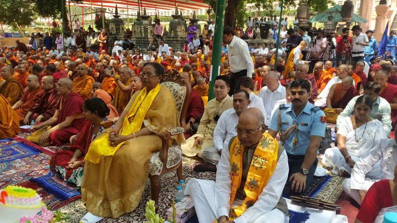 Gubernur Bihar Ram Nath Kovind (baju putih duduk terdepan) bersama istri (duduk dikursi) pada perayaan Buddha Jayanti (Vesak) di bawah Pohon Bodhi, Bodh Gaya, India, Sabtu (21/5/2016). 