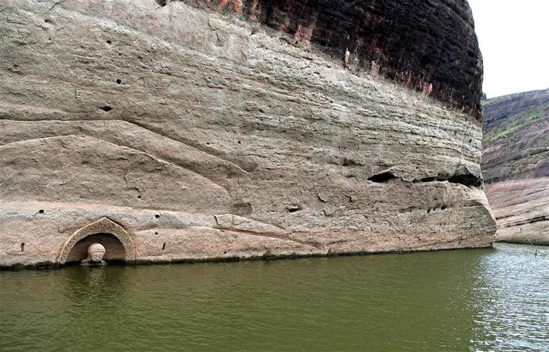 Menurut cerita rakyat, rupaka Buddha dibangun di persimpangan dua sungai tempat di mana biasanya perahu mudah terbalik karena aliran air yang deras. Menurut cerita rakyat, rupaka Buddha dibangun di persimpangan dua sungai tempat di mana biasanya perahu mudah terbalik karena aliran air yang deras.
