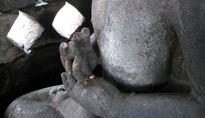 Mitos Kunto Bimo: siapa yang dapat menyentuh jari manis atau tumit arca Buddha akan mendapatkan keberuntungan. 