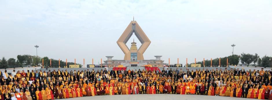 Para pemimpin Buddhis Konferensi Umum Persaudaraan Buddhis Sedunia (World Fellowship of Buddhists – WFB) Ke-27, di Stupa Namaste, di Provinsi Shaanxi, Tiongkok.