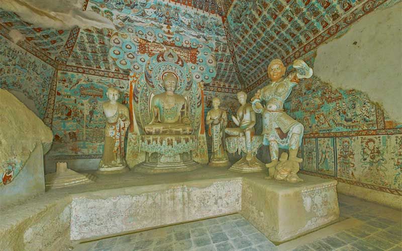 Rupaka Buddha dengan ruangan bermural dari gua no. 196 di Gua Mogao. 