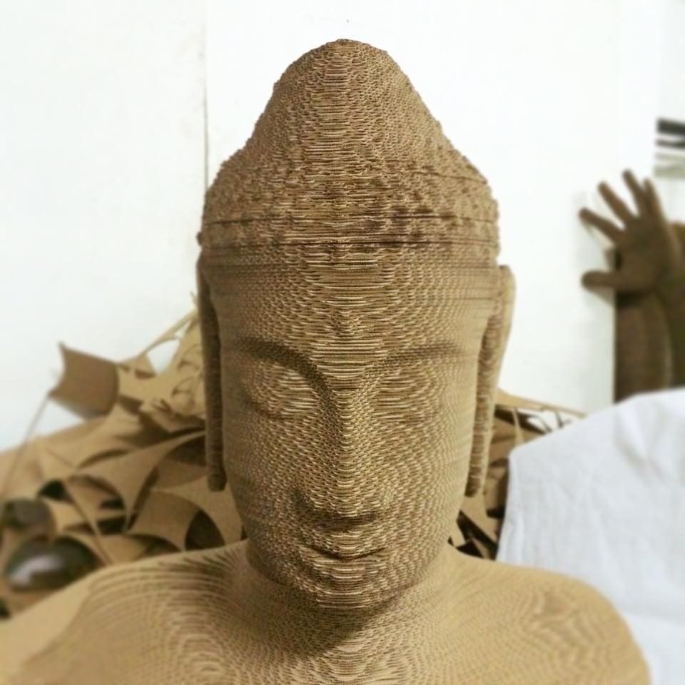 Sekilas penampakan instalasi rupaka Buddha raksasa dari kardus dalam Vesak Festival 2016 di Surabaya, Jawa Timur.