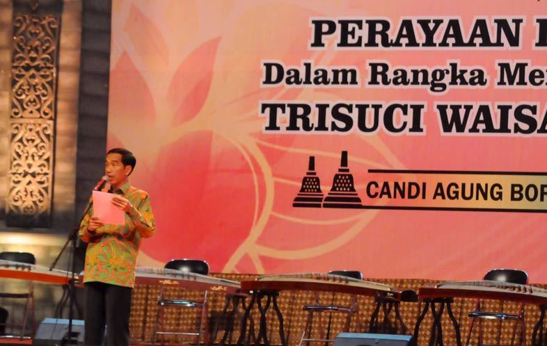 Presiden Joko Widodo (Jokowi) memberikan kata sambutan dalam Perayaan Dharmasanti Waisak 2559 EB/2015 di pelataran Candi Borobudur, Selasa (2/6/2015).