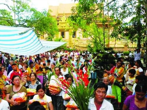 Perayaan Kathina oleh Buddhis etnis Khmer Krom di Sóc Trăng, Vietnam. Perayaan Kathina oleh Buddhis etnis Khmer Krom di Sóc Trăng, Vietnam.