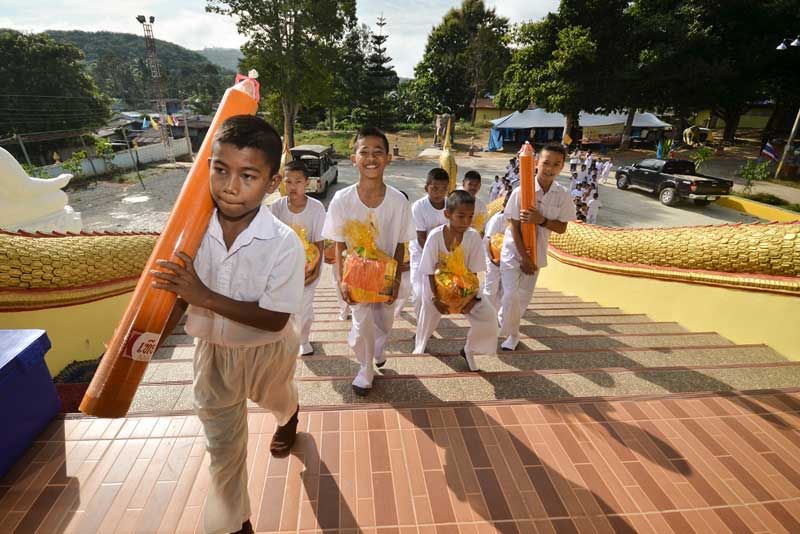 Jelang Asalha Puja dan Awal Vassa 2559 EB, para siswa sekolah setempat mempersembahkan lilin phansa untuk para bhikkhu di Vihara Wangmai, Distrik Betong, Provinsi Yala, Thailand.