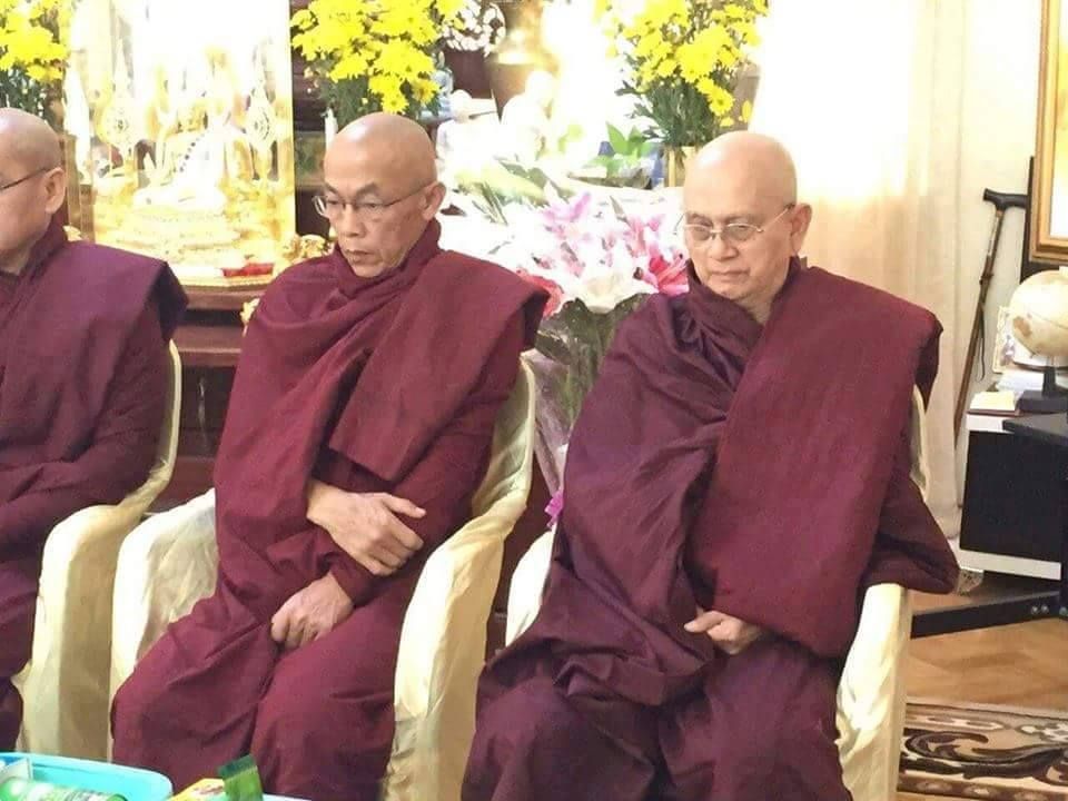 Mantan presiden Myanmar, Thein Sein (kanan) menjalani kehidupan keviharaan sebagai