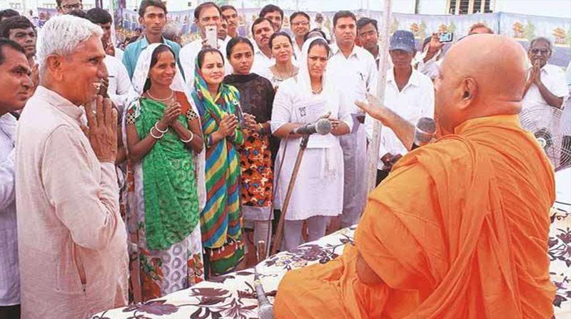 Kaum Dalit di Gujarat, India mendapatkan pengarahan dari Y.M. Prajnasila Mahathera sebelum beralih keyakinan memeluk Agama Buddha, pada Selasa (11/10/2016).
