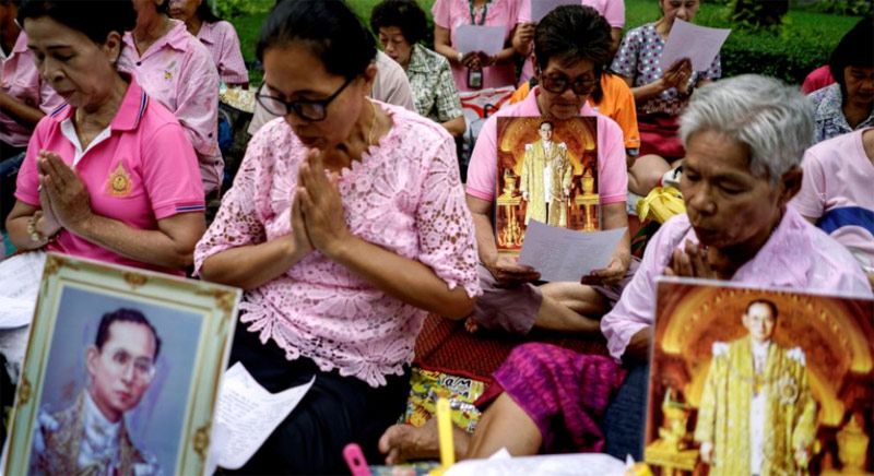 Para umat Buddhis melakukan puja bakti demi kesembuhan Raja Thailand Bhumibol Adulyadej, di R.S. Siriraj, Bangkok, Thailand.