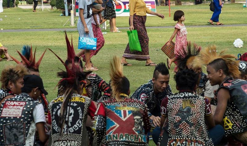 Sejumlah warga Myanmar melakukan pertemuan para punk lengkap dengan berpakaian pakaian ala punk di pinggiran kota Yangon untuk merayakan Tahun Baru Thingyan 2017
