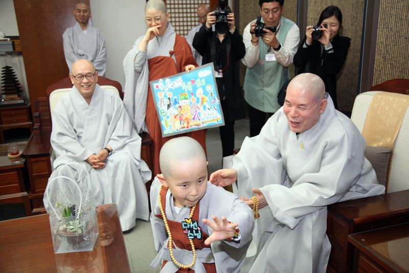Y.M. Jaseung menyaksikan tingkah pola salah satu samanera kecil saat berkunjung ke Vihara Jogye, Seoul, Korea Selatan (20/4/2017).