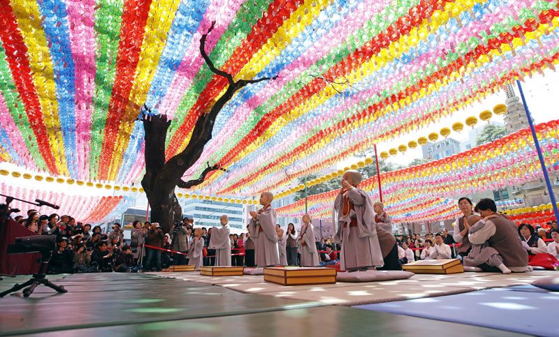 Ratusan lentera lotus menaungi para samanera kecil di halaman Vihara Jogyae, (19/4/2017).