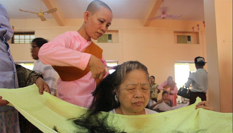 Wanita Buddhis menjadi siladhara sementara saat Tahun Baru Thingyan 2017 di Vihara Yangon, Myanmar.