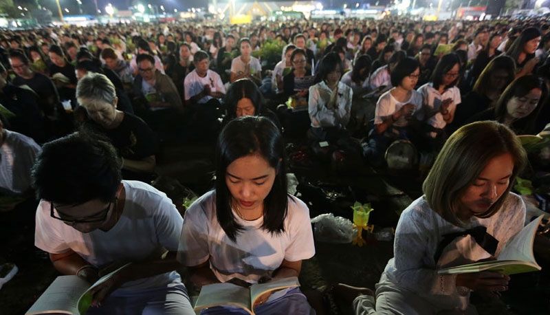 Umat Buddha melantunkan paritta menyambut Tahun Baru 2017 di Sanam Luang, Bangkok, Thailand.