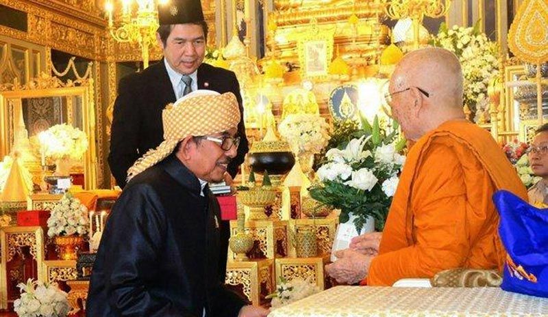 Sangharaja Thailand (kanan) bertemu dengan perwakilan Muslim di Vihara Rajabopit, Bangkok, Thailand, Rabu (15/2/2017). 