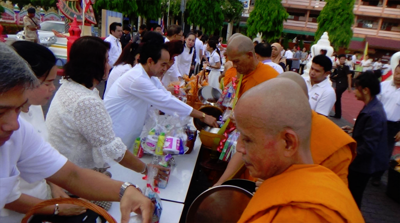 Umat Buddhis di Provinsi Satun, Thailand, mengikuti prosesi pindapata di Hari Vesak 2561 BE/2017, Rabu (10/5/2017).