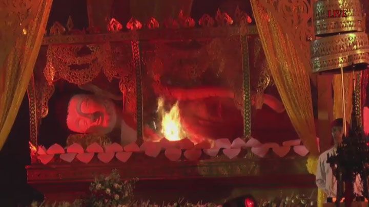 Tradisi kremasi rupaka Buddha dalam perayaan Atthami Puja di Vihara Phra Brommathat Thung Yang, Provinsi Uttaradit, Thailand, Sabtu (28/5/2016). Tradisi kremasi rupaka Buddha dalam perayaan Atthami Puja di Vihara Phra Brommathat Thung Yang, Provinsi Uttaradit, Thailand, Sabtu (28/5/2016).
