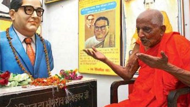 Y.M. Pragyanand (kanan) menjadi saksi hidup saat Dr. Ambedkar memeluk Agama Buddha.