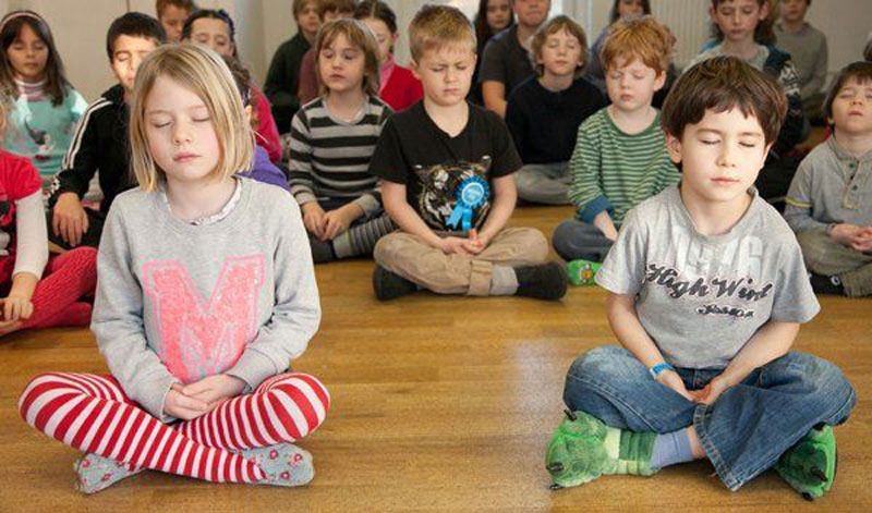 Anak-anak bermeditasi. Anak-anak bermeditasi.