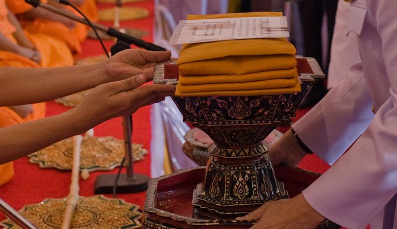 Persembahan dana Kathina berupa Kathina civara dana Persembahan dana Kathina berupa Kathina civara dana (persembahan jubah Kathina).
