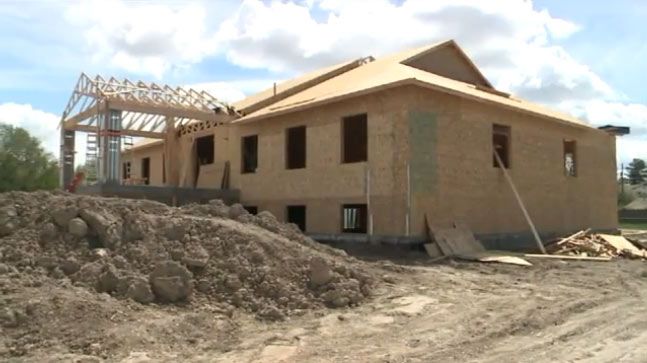 Pembangunan konstruksi bakti sala Vihara Kamboja di Utah, Amerika Serikat. Foto: Fox13now (video) 