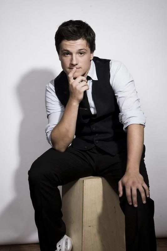 http://i51.photobucket.com/albums/f382/wonderboyjtm/JoshHutcherson001.jpg
