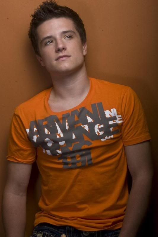 http://i51.photobucket.com/albums/f382/wonderboyjtm/JoshHutcherson004.jpg