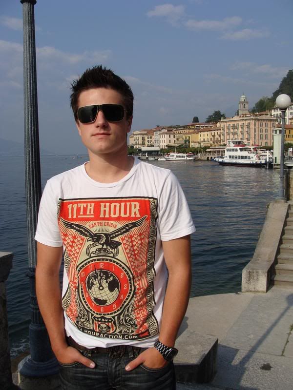 http://i51.photobucket.com/albums/f382/wonderboyjtm/JoshHutcherson006.jpg