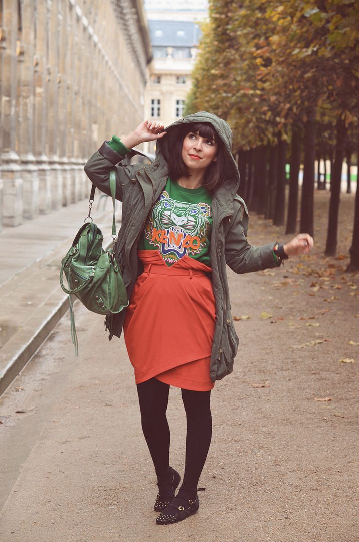 Hey Boy, Hey Girl streetstyle Valentine helloitsvalentine Palais Royal Paris Kenzo sweater Tiger green rainy day