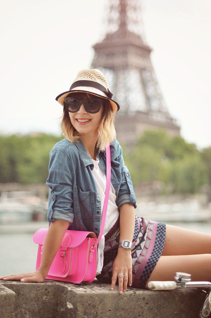 Ça c'est Paris ! streetstyle Paris bicycle Tour Eiffel skirt beach cruiser The Cambridge Satchel Company smile Valentine